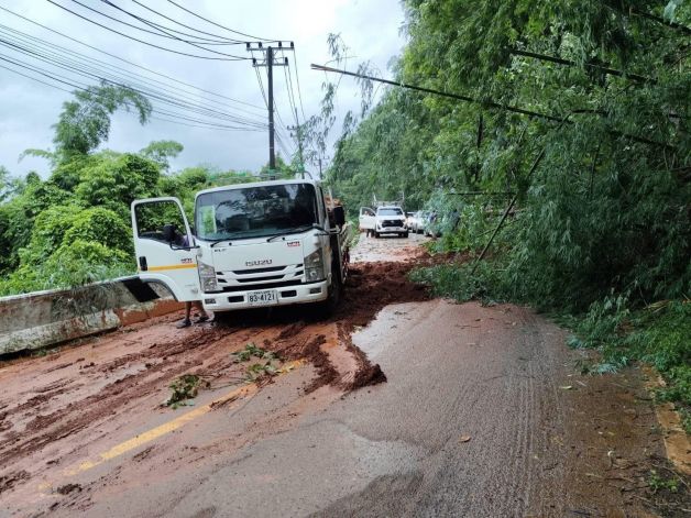 ดินสไลด์ขวางถนนพื้นที่สังขละบุรี